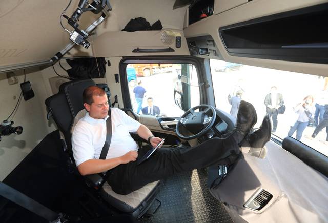 مرسيدس تعرض أول شاحنة ذاتية القيادة (بدون سائق)