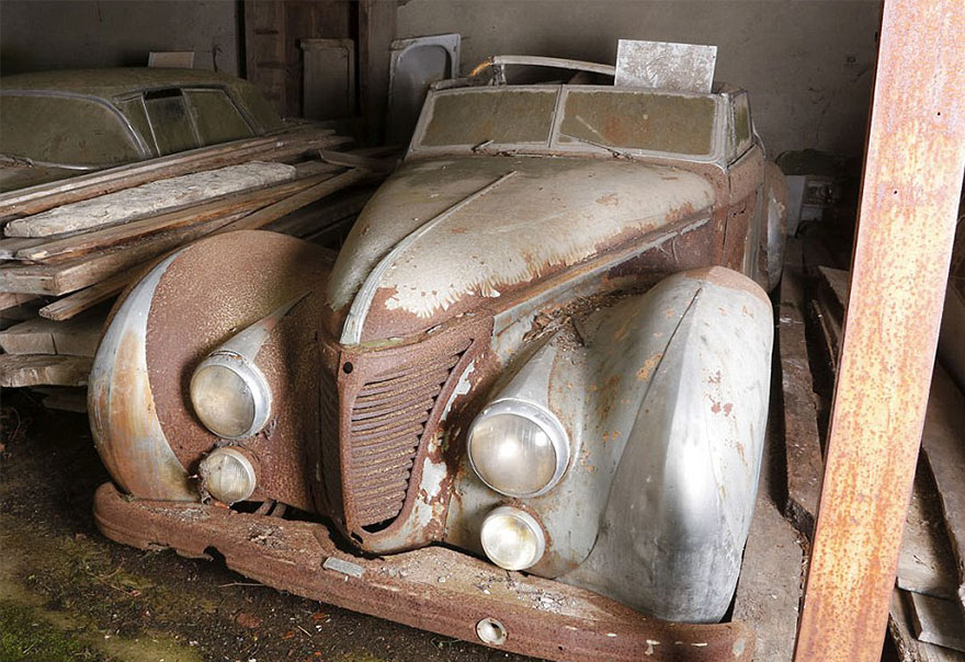 اكتشاف مجموعة من سيارات كلاسيكية القديمة والنادرة في فرنسا