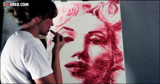 فنانة أمريكية تبدع بالرسم باستخدام الشفاه
