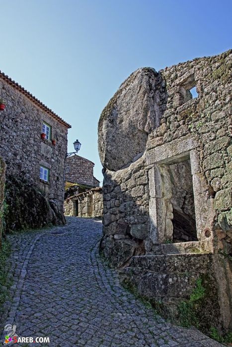 قرية قديمة في البرتغال مبنية في وسط الصخور