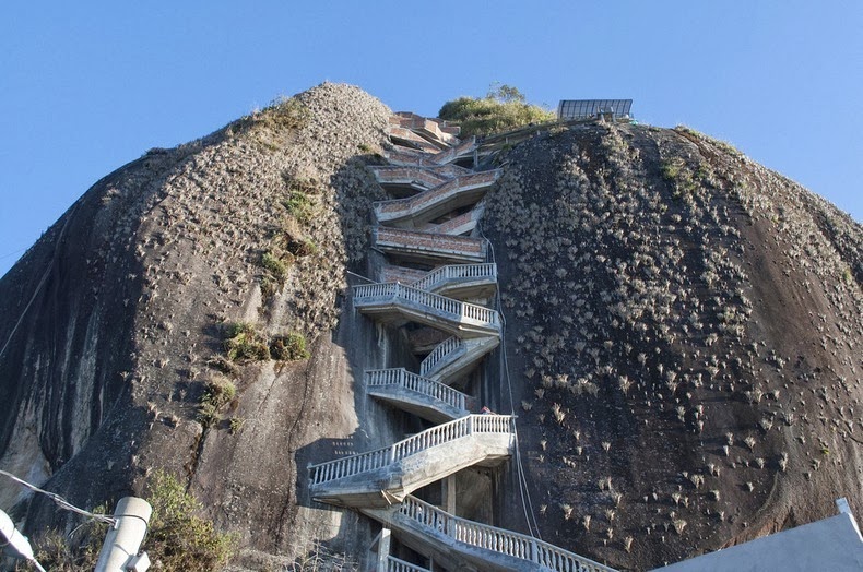 مطعم على قمة صخرة ضخمة جدا ترتفع اكثر من 200 متر!