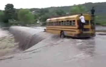 حافلة في نيكيراجوا تنجو بأعجوبة من فيضان ضخم