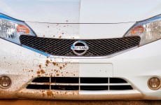 لأول مرة في عالم السيارات شركة Nissan تطور تقنية التنظيف الذاتي لسياراتها