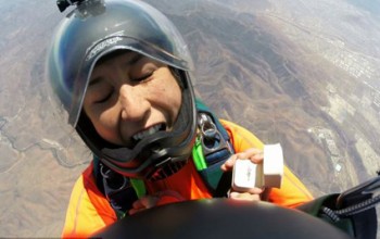 شاب يتقدم لخطبة فتاة عن ارتفاع 12،500 قدم