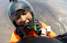 شاب يتقدم لخطبة فتاة عن ارتفاع 12،500 قدم