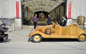 نجار صيني يستلهم بناء سيارة خشبية من مسلسل كرتون أمريكي